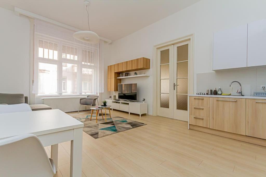 Luminous Design Apartment - W18 Будапеща Екстериор снимка